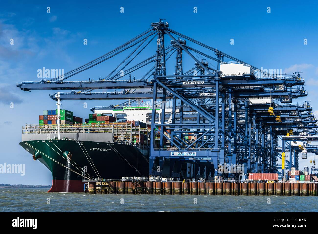 Begrüßen Sie jemals Container, die Container am Felixstowe Port, dem größten Containerhafen Großbritanniens, entladen. Ultra Large Container Vessel Class (ULCV). Evergreen. Stockfoto