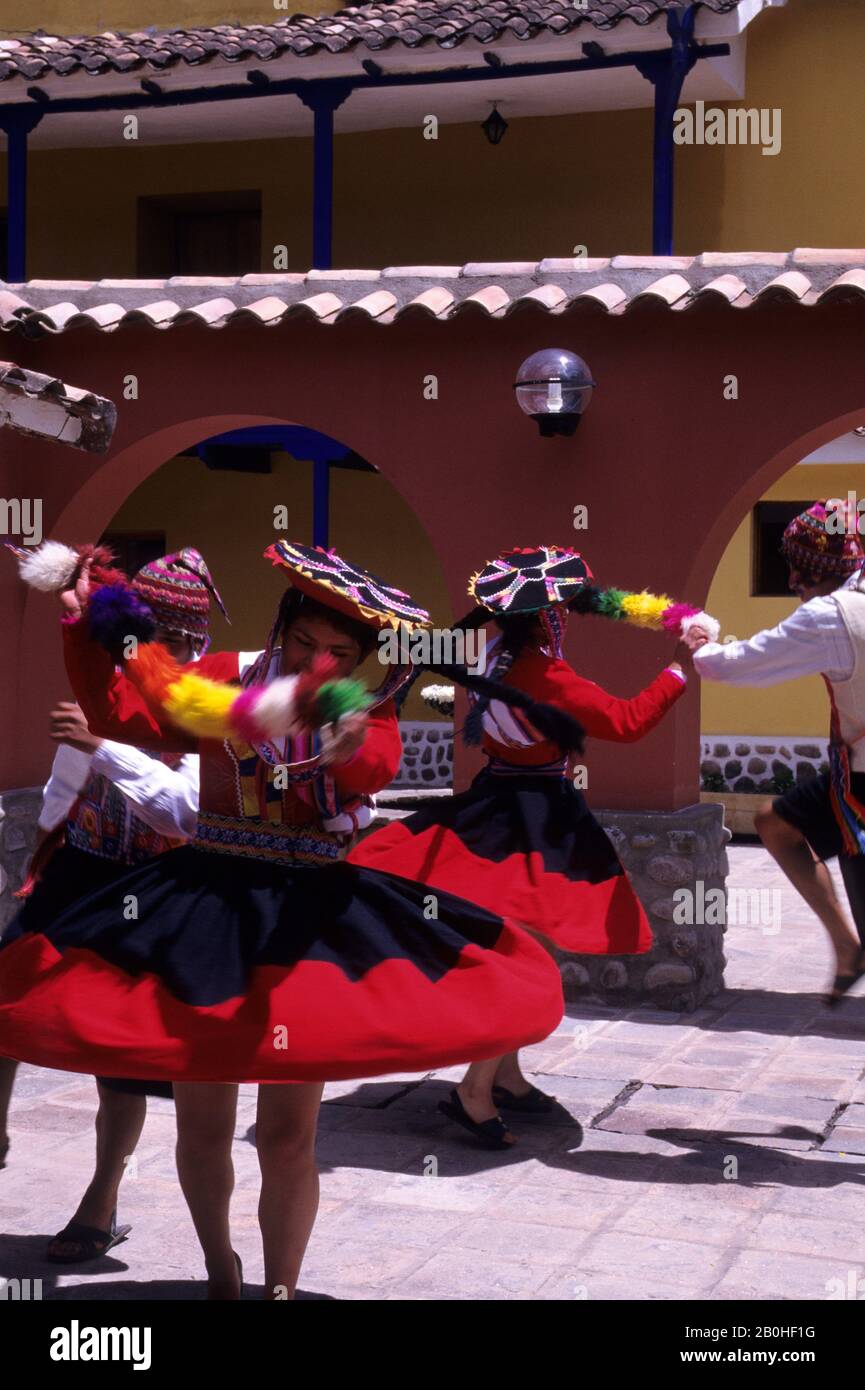 PERU, IN DER NÄHE VON CUZCO, HEILIGE TAL, POSADA DEL INCA HOTEL, VOLKSTÄNZE Stockfoto