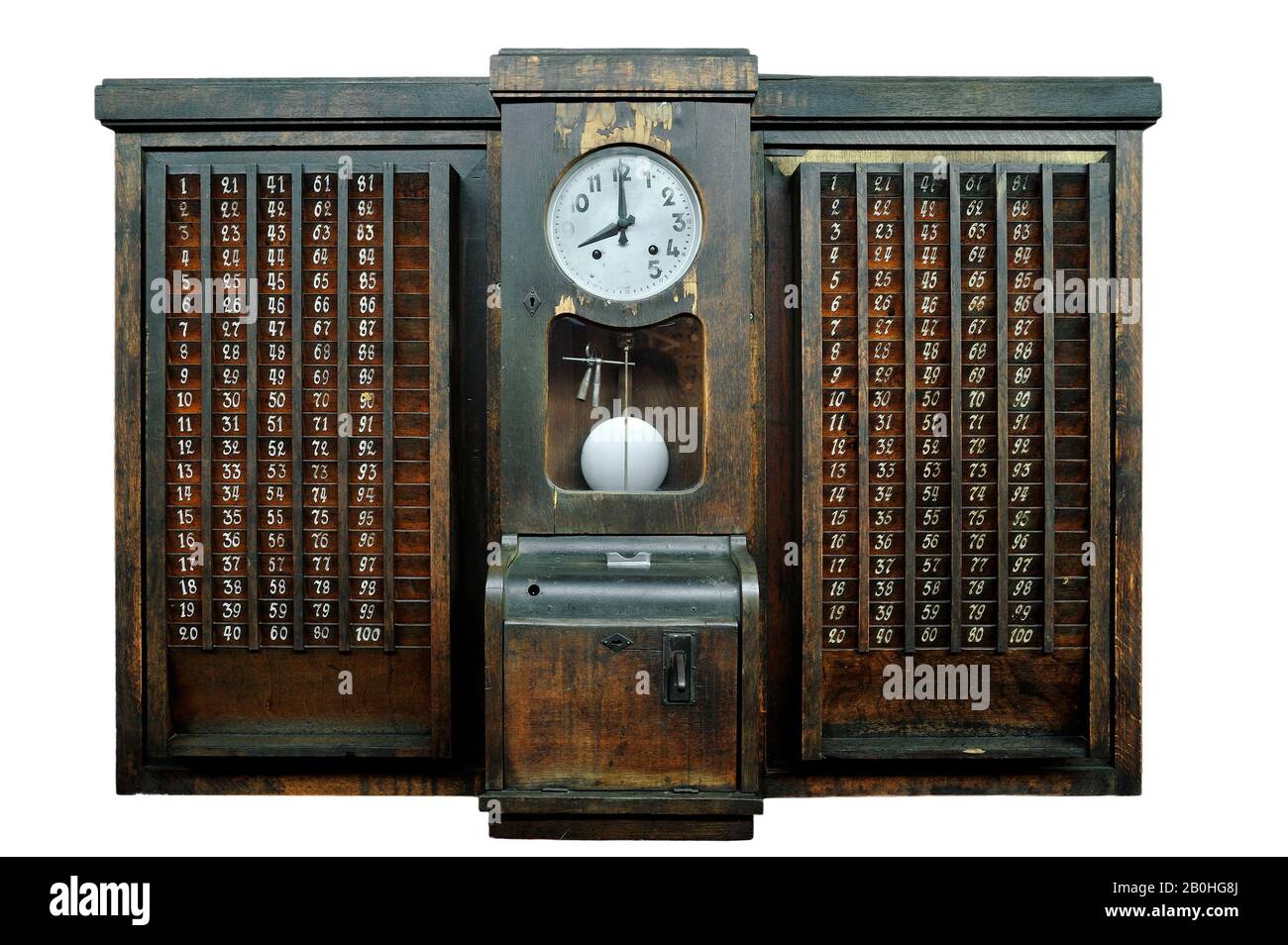Antike Holzzeituhr/Vintage-Stanzuhr, Gerät, das Start- und Endzeiten für stündliche Mitarbeiter vor weißem Hintergrund aufzeichnet Stockfoto