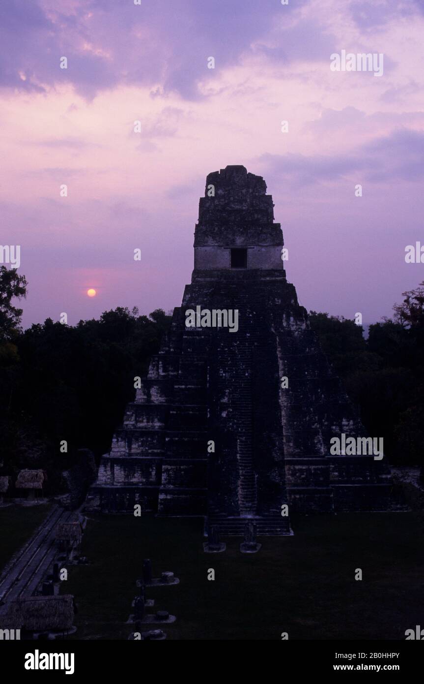 SÜDAMERIKA, GUATEMALA, TIKAL, TEMPEL DES RIESIGEN JAGUAR (TEMPEL I), SONNENAUFGANG Stockfoto