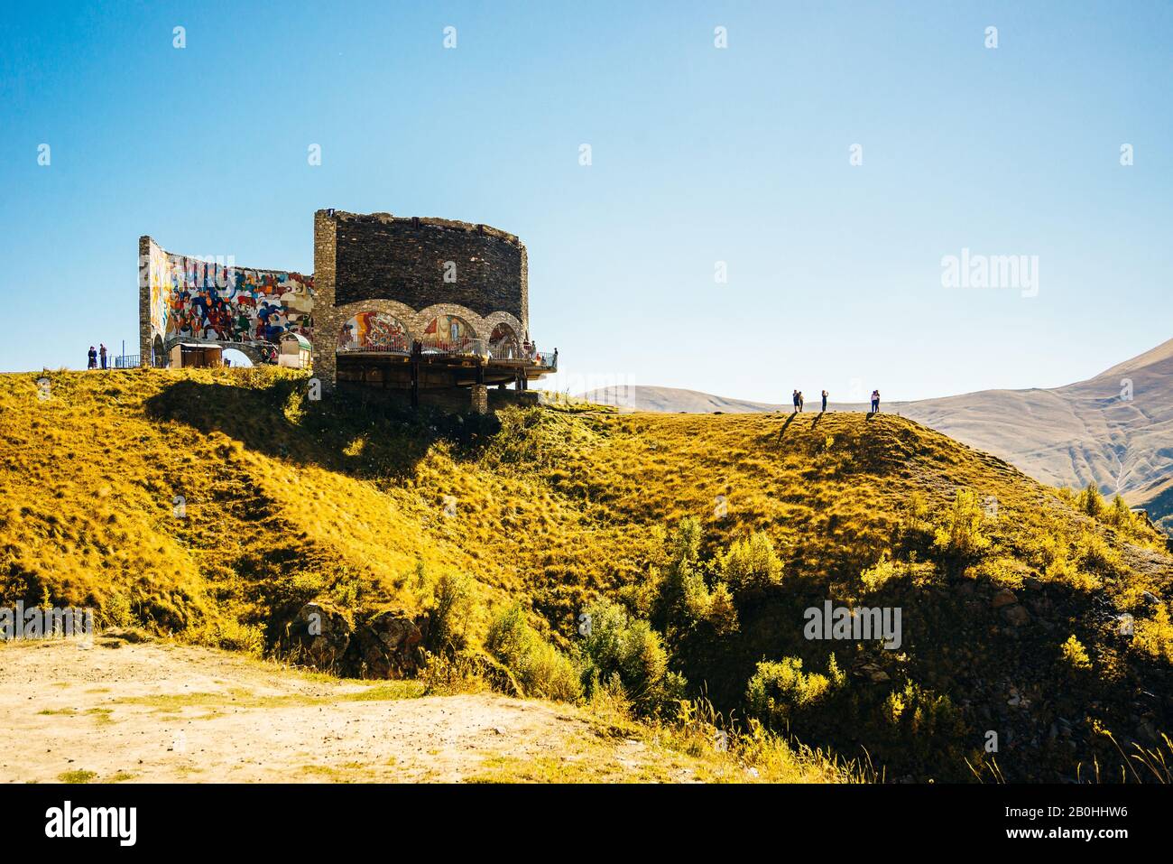 Kazbegi, GEORGIA - JULE 2019 Kazbegi National Park Friendship Arch in Kazbegi. Stockfoto