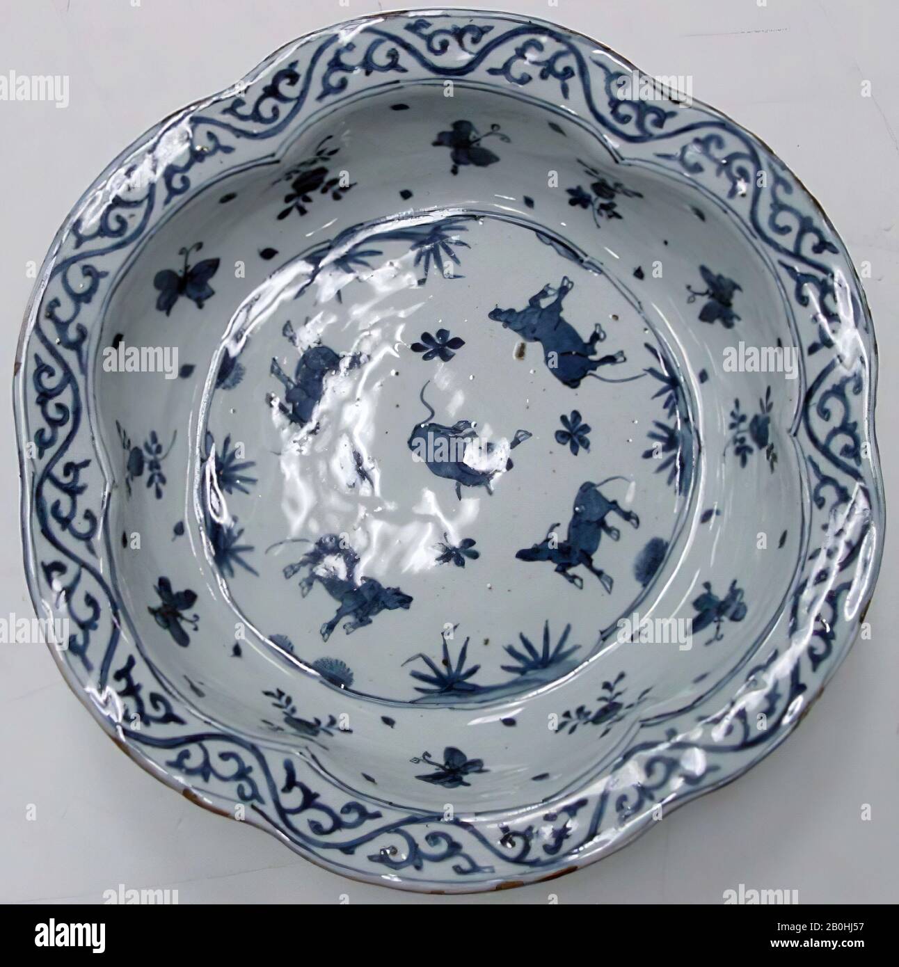 Gericht mit Dekoration aus Ochsen und Kirschblüten, China, Ming-Dynastie (1368-1644), Date Ca. 1620-30, China, Porzellan in Unterglasur kobaltblau über weißem Schlupf (Jingdezhen Ware), H. 3 1/8 (7,9 cm); Diam. 14 1/8 Zoll (35,9 cm); Fußdiam: 8 7/8 Zoll (22,5 cm), Keramik Stockfoto