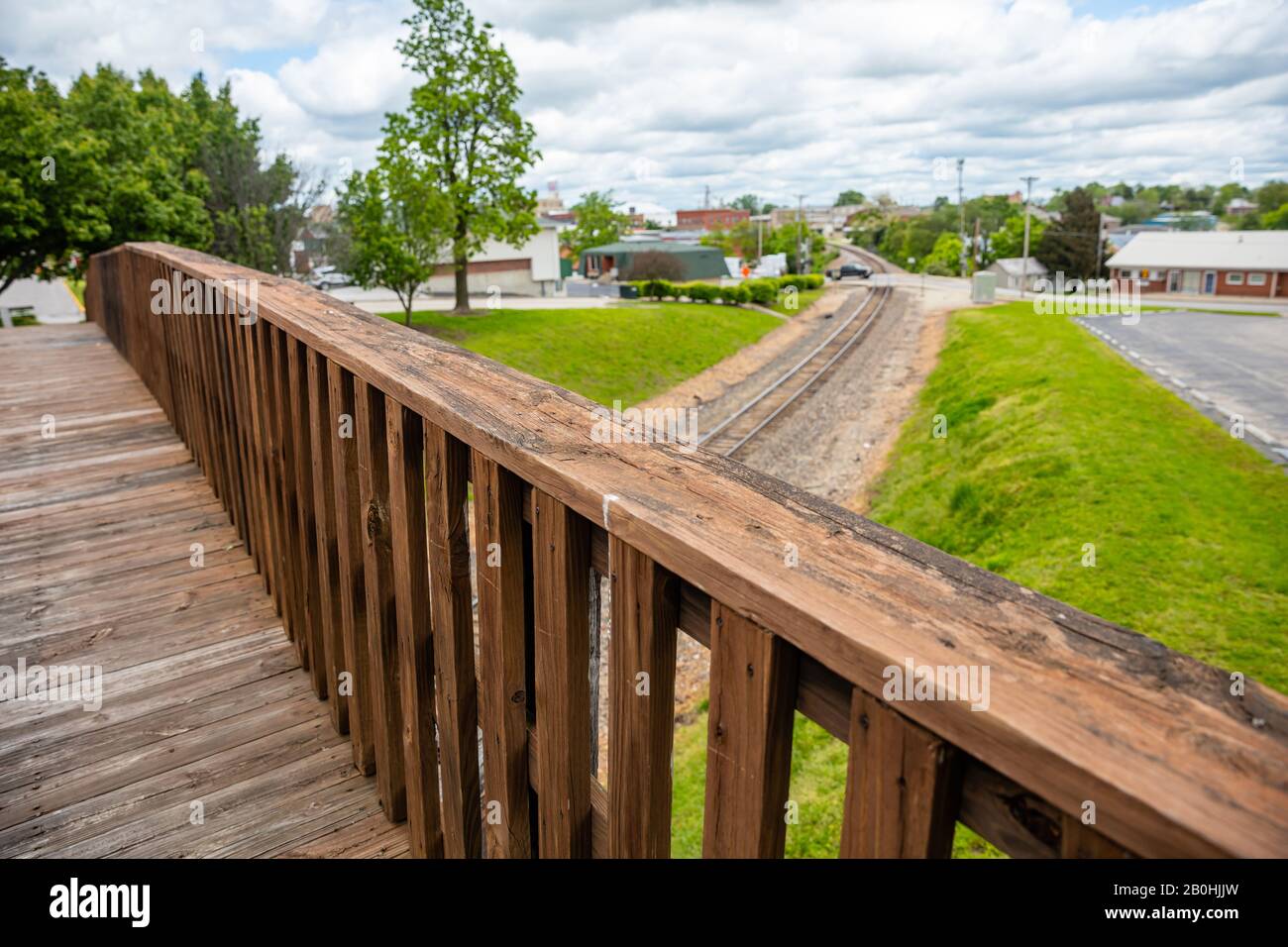 Fußgängerbrücke über die Eisenbahn, Holzfußgängerbrücke Nahansicht, Weichzeichnen und Landschaft, Oklahoma, USA Stockfoto