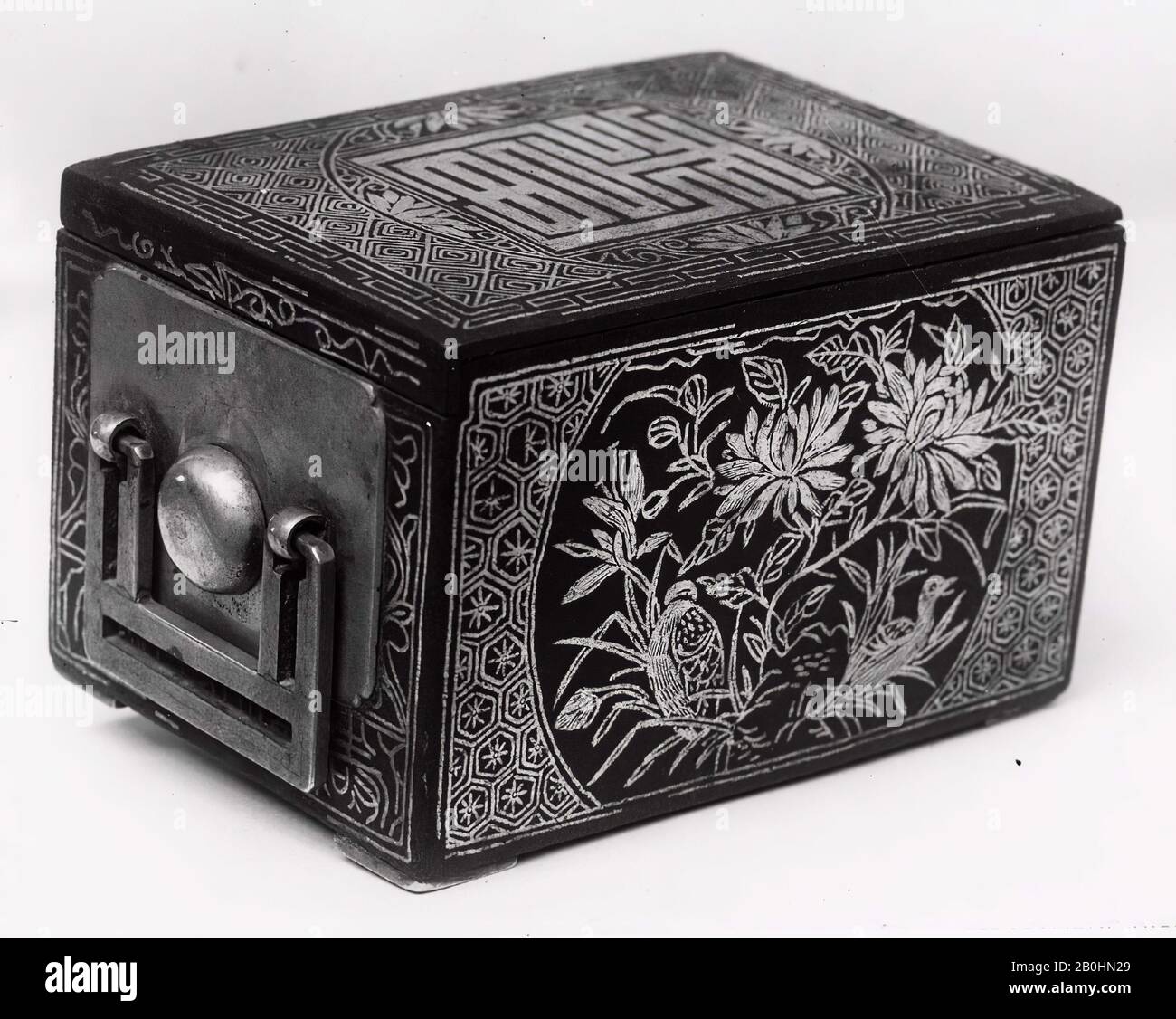 Tobacco Box, Korea, Joseon-Dynastie (1392-1910), Datum 18.-19. Jahrhundert, Korea, Eisen mit Silber, H. 2 1/2 Zoll (6,4 cm); W. 4 1/8 Zoll (10,5 cm); D. 2 7/8 Zoll (7,3 cm), Metallarbeiten Stockfoto