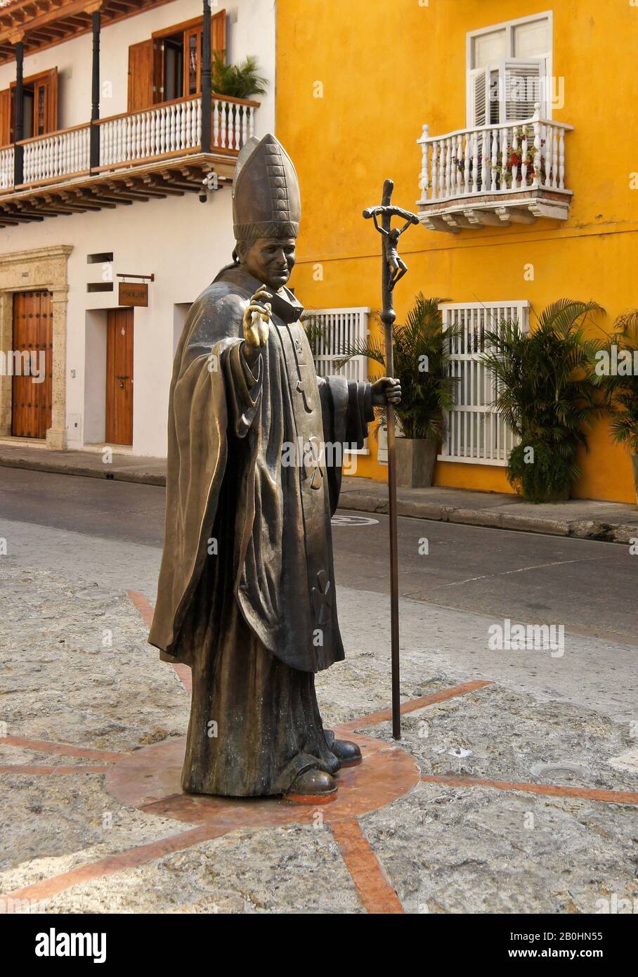Die Statue von Papst Johannes Paul II. Steht hinter der Kathedrale von Cartagena gegenüber dem Kolonialgebäude in der alten ummauerten Stadt Cartagena, Kolumbien Stockfoto