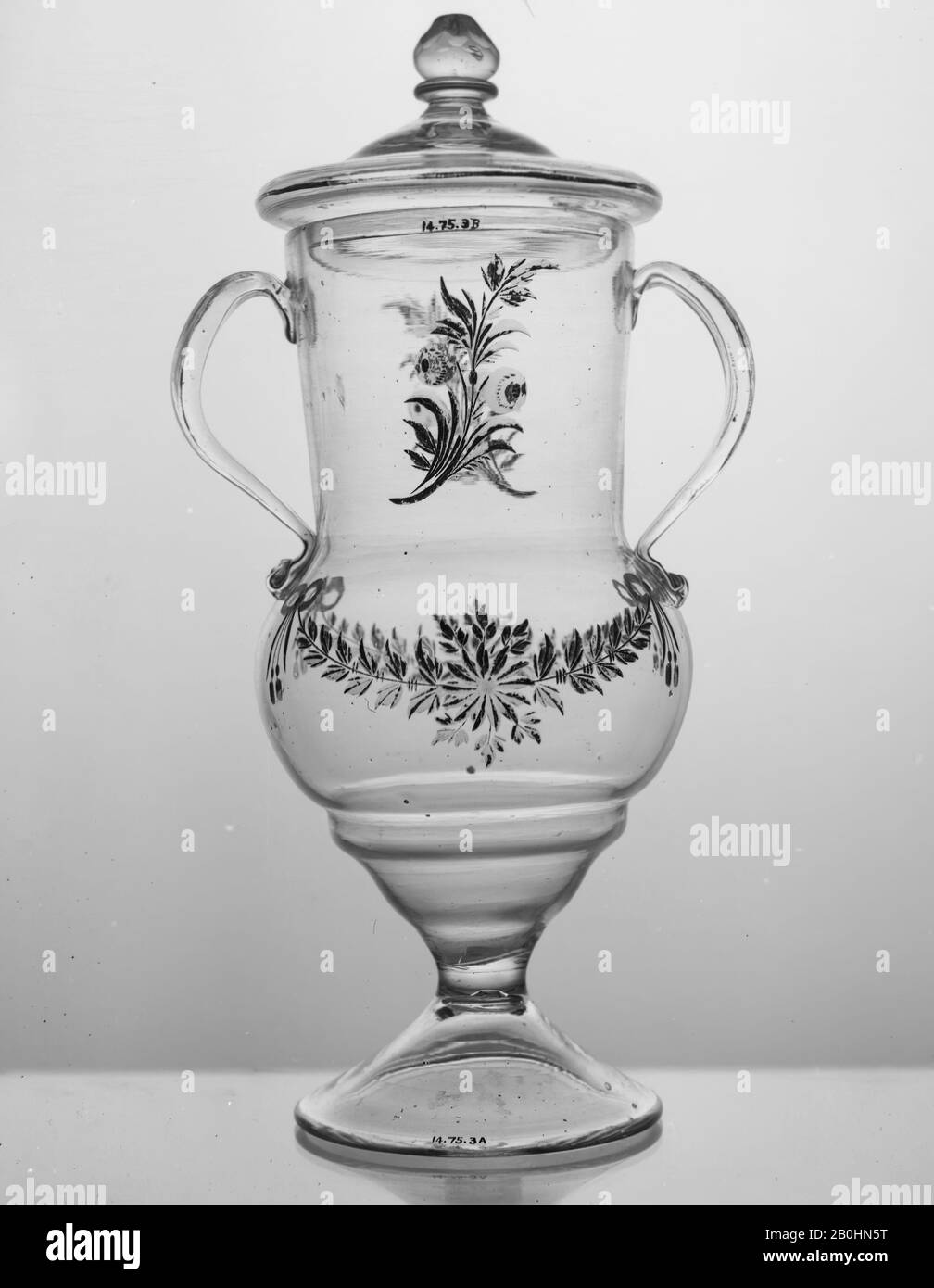 Zweihandhabige Vase mit Deckel, Spanisch, San Ildefonso, Ende des 18. Jahrhunderts, Spanisch, San Ildefonso, Glas, Höhe: 11 1/4 Zoll (28,6 cm), Glas Stockfoto