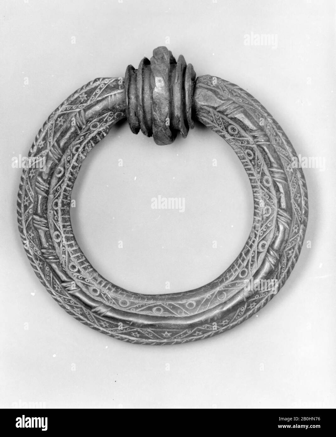 Ringgriff (ein Paar), Spanisch, wahrscheinlich 16. Jahrhundert, Spanisch, Schmiedeeisen, Höhe (gesamt): 11 3/4 Zoll. (29,8 cm), Durchmesser (Ring): 7 1/4 Zoll (18,4 cm), Metallwerk-Eisen Stockfoto