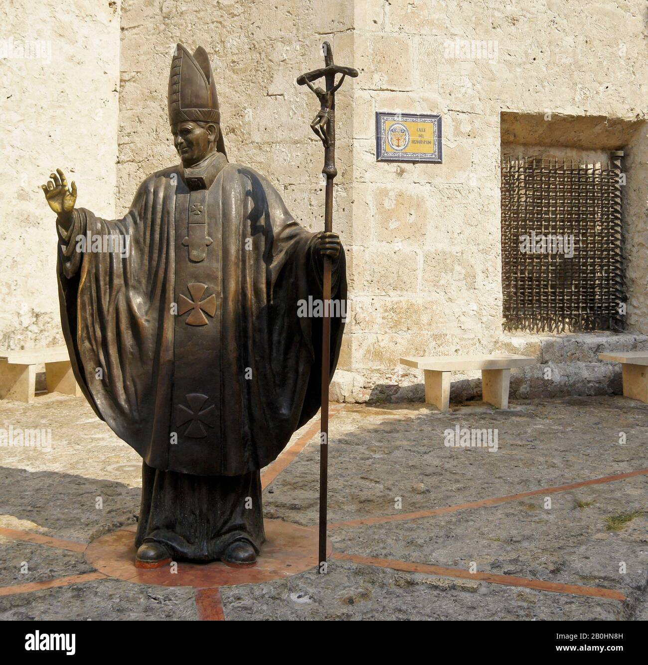 Eine Bronzestatue von Papst Johannes Paul II. Steht hinter der Kathedrale von Cartagena in der alten ummauerten Stadt (Las Murallas), Cartagena, Kolumbien Stockfoto