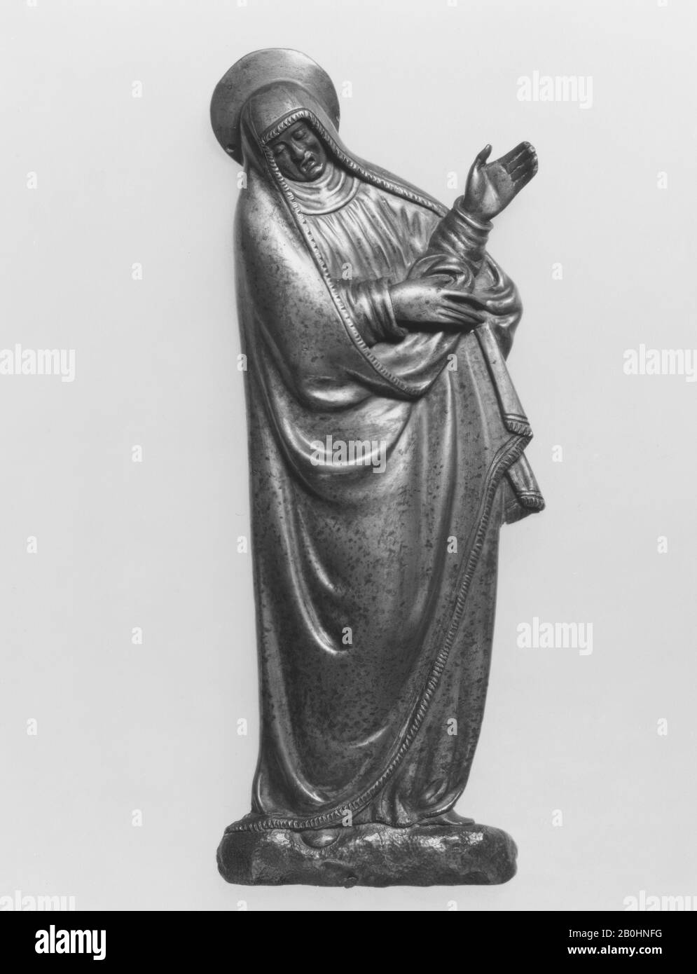 Möglicherweise nach einem Entwurf von Benedetto da Maiano, Trauernde Jungfrau aus einer Kreuzigungsgruppe, möglicherweise Italienisch, 15. Jahrhundert (?), möglicherweise Italienisch, Bronze, Höhe: 9 5/8 Zoll. (24,4 cm), Medaillen und Plaketten Stockfoto