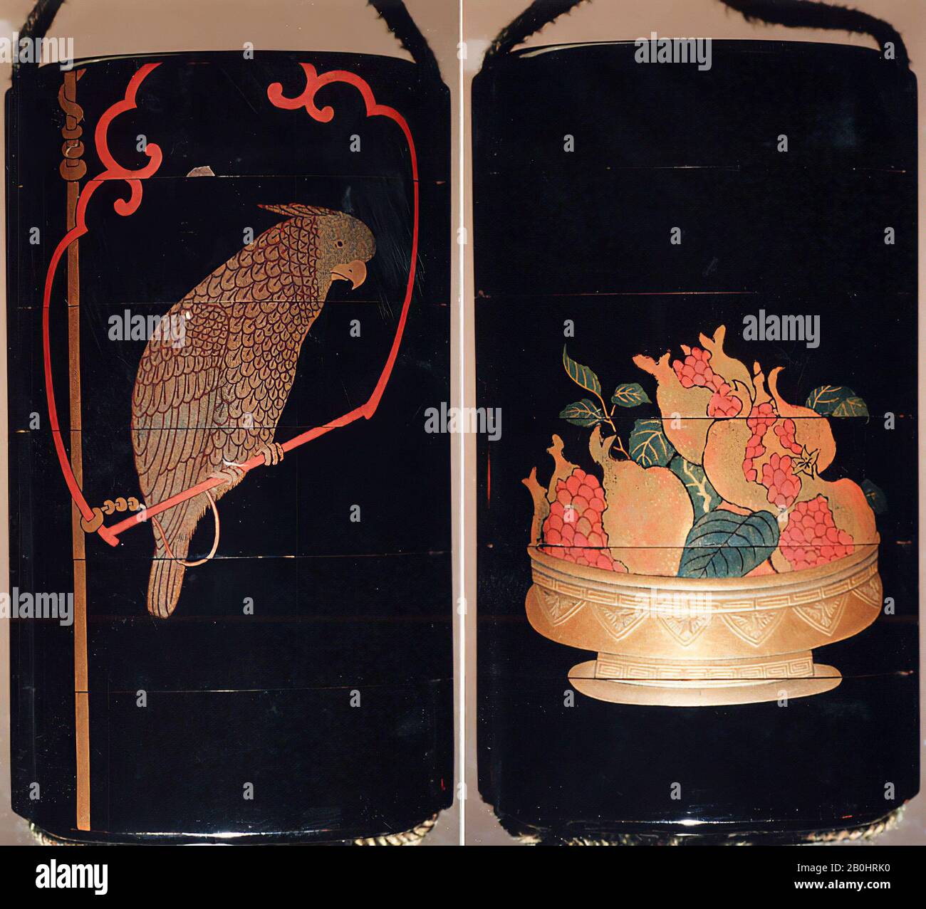 Tasche (Inrō) mit Design von Papagei auf Swing (obverse) Korb mit Granatäpfchen (rückwärts), Japan, Edo-Zeit (1615-1868), Datum 18.-19. Jahrhundert, Japan, Lack, Roiro, Gold, Silber und farbiges Togidashi; innen: Nashiji und Fungame, 3 5/8 x 2 1/16 x 1 1/16 Zoll (9,2 x 5,3 x 2,7 cm), Inrō Stockfoto