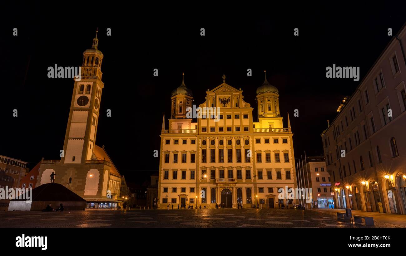 Das Augsburger Rathaus und der Perlacher Turm sind Wahrzeichen der bayerischen Stadt. Am Stadtplatz gelegen, ziehen Besucher an, um die Fassade und das Innere zu bewundern. Stockfoto