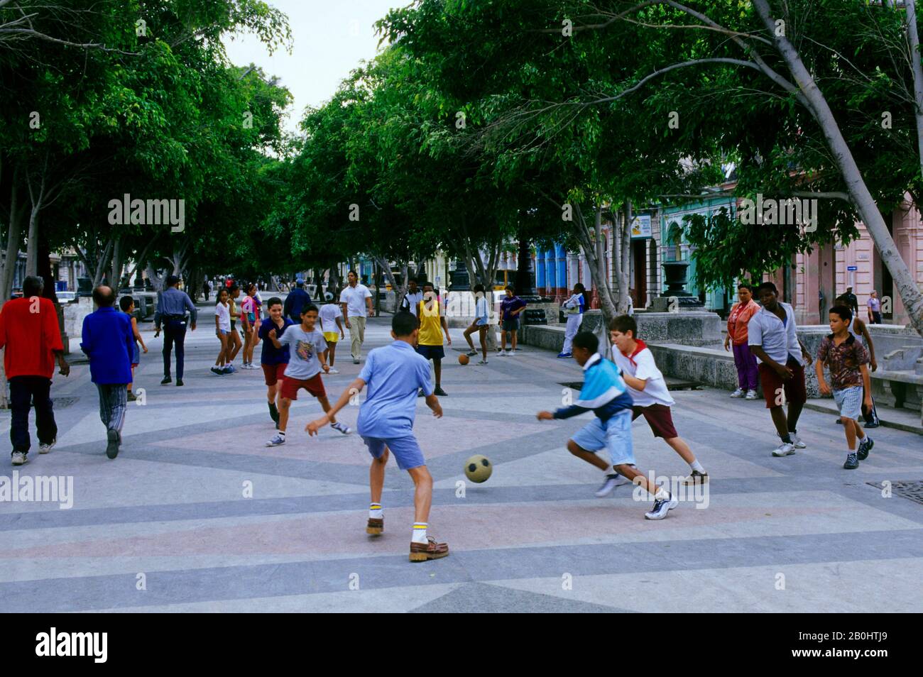 KUBA, HAVANNA, STRASSENSZENE, PASEO DE MARTI, SCHÜLER, DIE FUSSBALL SPIELEN Stockfoto