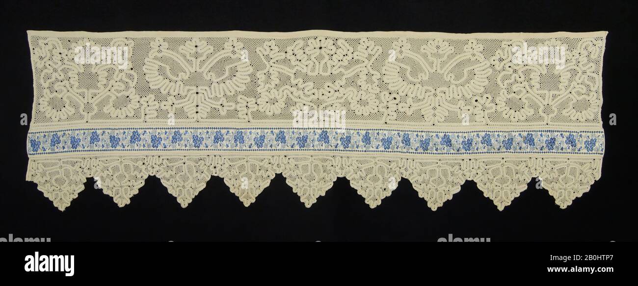 Bettvorhang, Russisch, zweites Viertel 19. Jahrhundert, Russisch, Leinen, Seide, 67 x 21 Zoll. (170,2 x 53,3 cm), Textil-Schnürsenkel Stockfoto