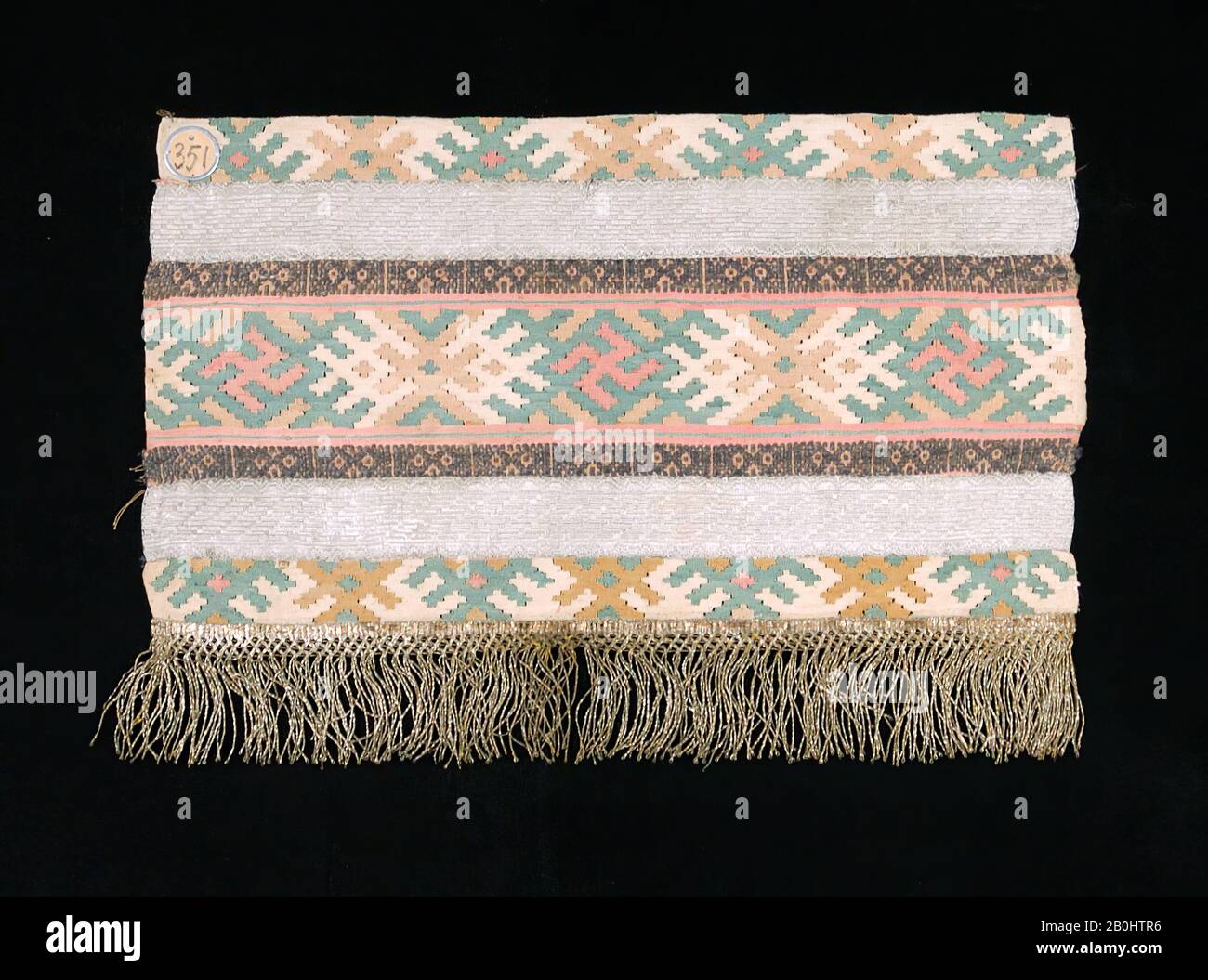 Textil, Russisch, 50-70, Russisch, Seide, Metallic, 8 x 15 Zoll. (20,3 x 38,1 cm), Textilien Stockfoto