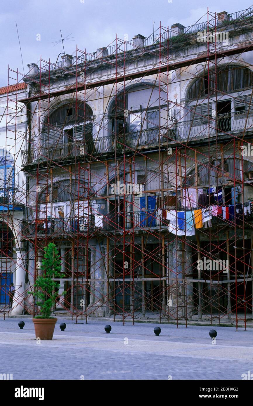 KUBA, DAS ALTE HAVANNA, DIE STRASSENSZENE, DAS HAUS WIRD RESTAURIERT Stockfoto