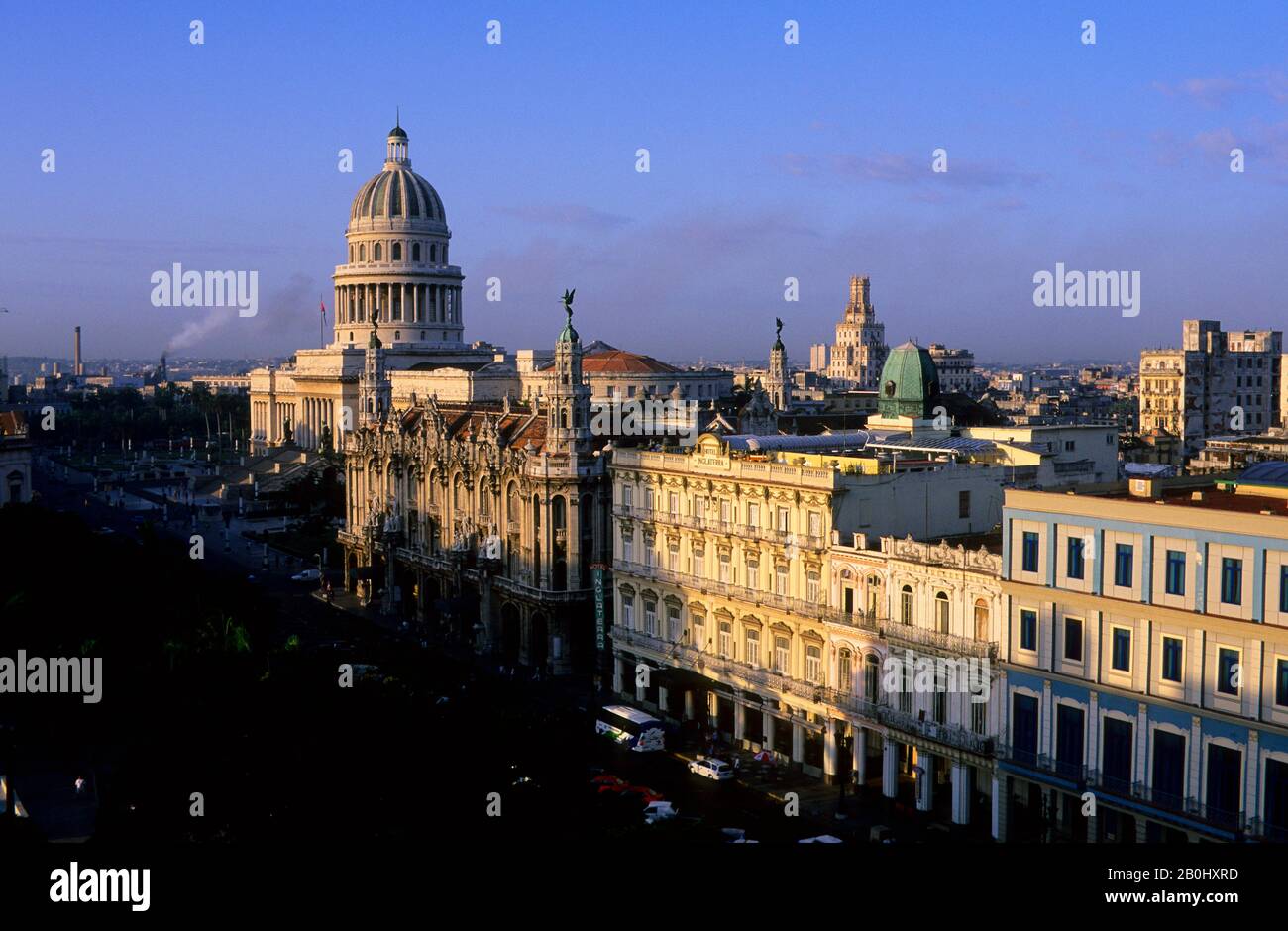 KUBA, HAVANNA, BLICK AUF DAS GROSSE THEATER VON HAVANNA UND DAS KAPITOLGEBÄUDE Stockfoto