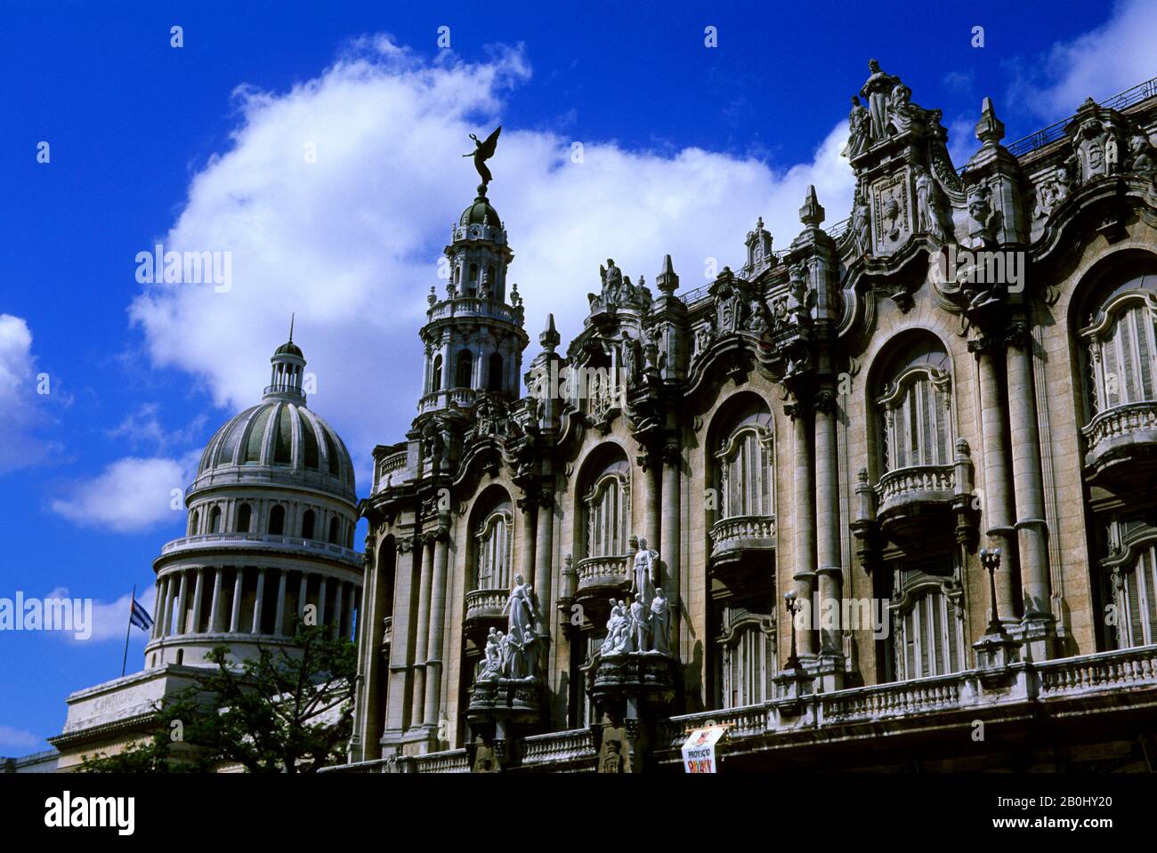 KUBA, HAVANNA, GROSSES THEATER VON HAVANNA, KAPITOLGEBÄUDE IM HINTERGRUND Stockfoto