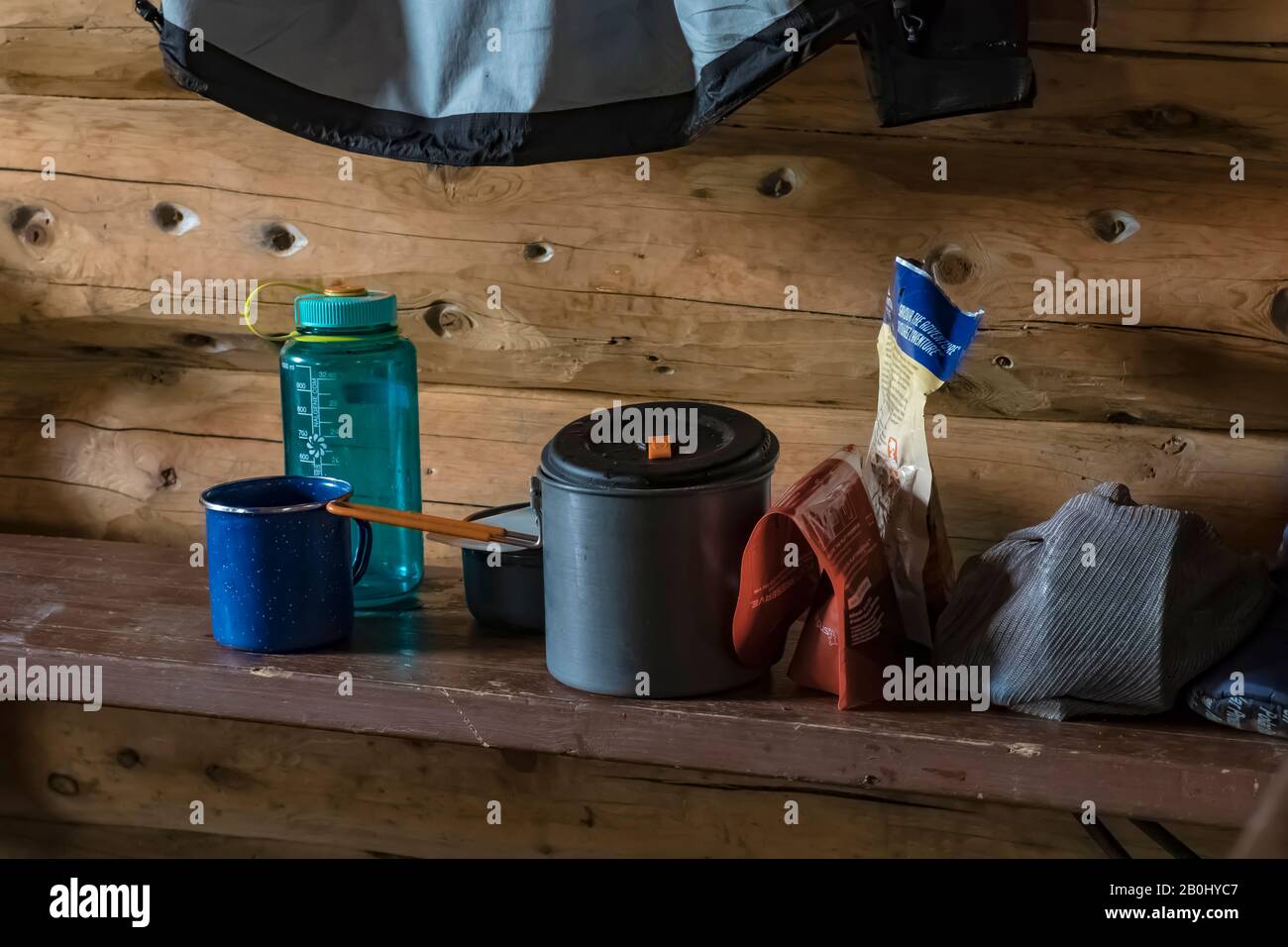 Kochausrüstung in Hargreaves Shelter am Berg Lake im Mount Robson Provincial Park, British Columbia, Kanada Stockfoto