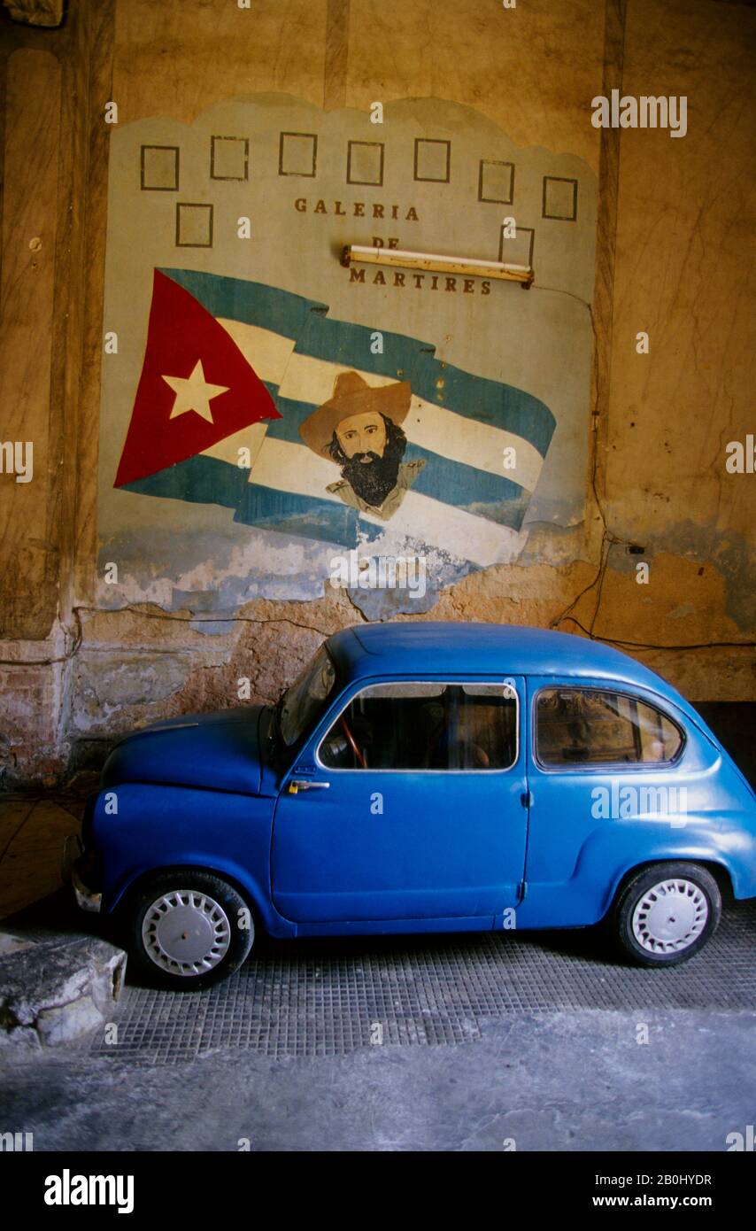 KUBA, HAVANNA, PALADAR-RESTAURANT-GEBÄUDE, FILMSET FÜR 'STRAWBEEREN UND SCHOKOLADE', AUTO, SCHILD Stockfoto