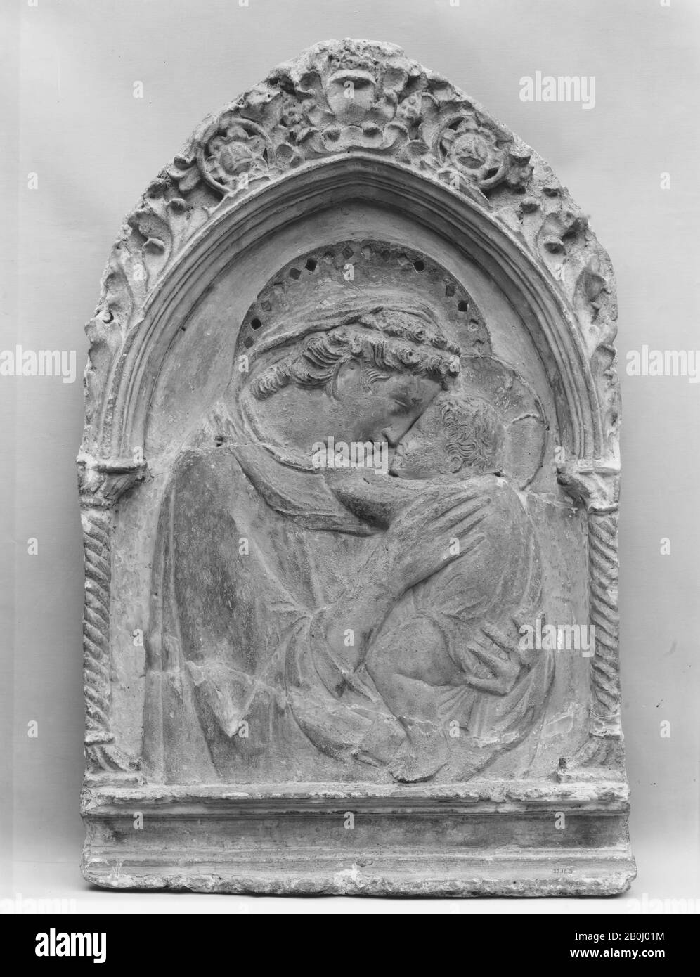 Nach einem Original von Donatello, Virgin and Child, italienisch, wahrscheinlich Verona, Nach einem Original von Donatello (italienisch, Florenz ca. 1386-1466 Florenz), Mitte des 15. Jahrhunderts, Italienisch, wahrscheinlich Verona, Stuck und farbiges Glas (in Halo), Insgesamt (WT. Bestätigt): H. 45 x W. 28 in., 113 lb. (114,3 x 71,1 cm, 51,2565 kg), Skulptur Stockfoto