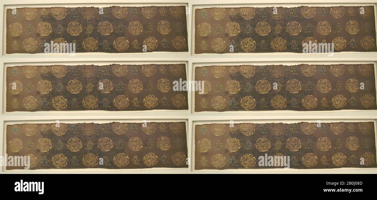 Stück, China, Qing-Dynastie (1644-1911), Datum Anfang 18. Jahrhundert, China, Seide, Metallfaden, 7 1/2 x 29 1/2 Zoll. (19,1 x 74,9 cm), Halterung: 11 7/8 × 34 Zoll (30,2 × 86,4 cm), Textil-Woven Stockfoto