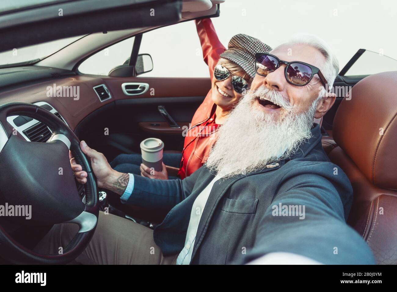 Glückliches älteres Paar, das selfie mit dem neuen Cabriolet-Auto nimmt - Reife Leute, die zusammen Spaß während des Urlaubs auf der Straße haben Stockfoto Glückliches älteres Paar, das selfie mit dem neuen Cabriolet-Auto nimmt - Reife Leute, die zusammen Spaß während des Urlaubs auf der Straße haben Stockfoto