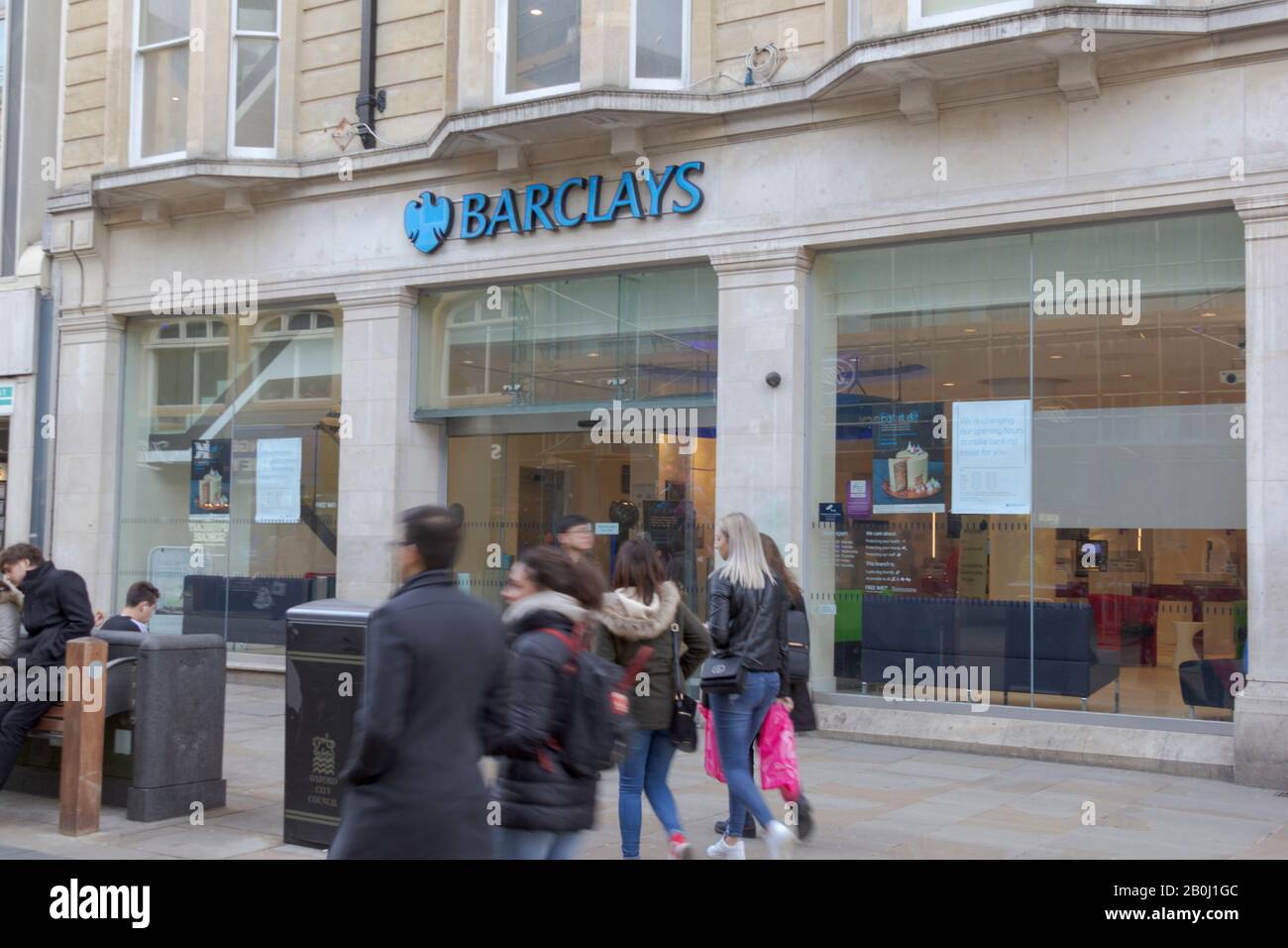 Oxford, Oxfordshire, Großbritannien. März 2019. UK Shopping. Einkäufer und Touristen in Barclays Bank im malerischen Oxford. Stockfoto