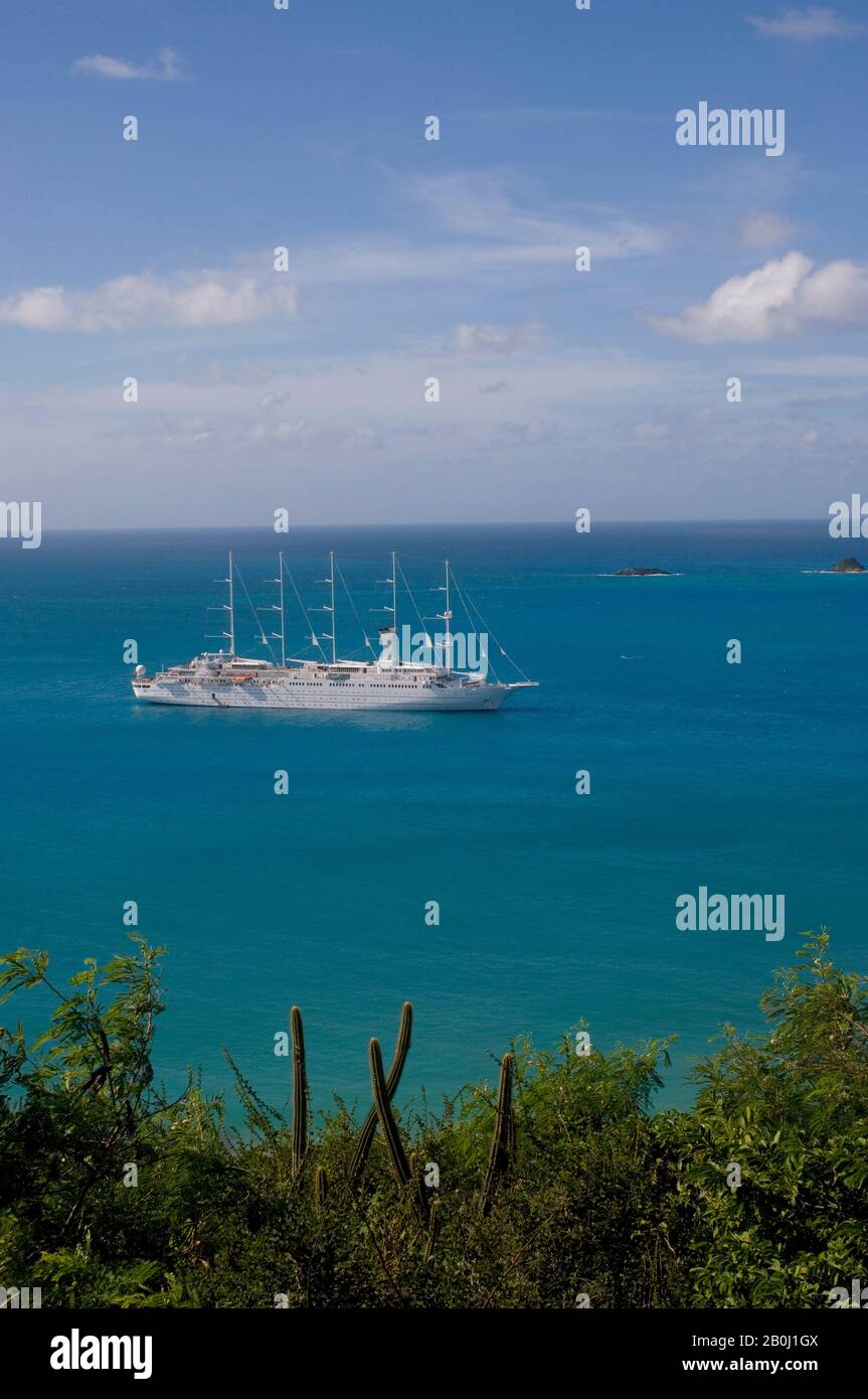 GREANADINES, INSEL MAYREAU, BLICK VON DER INSEL MIT KREUZFAHRTSCHIFF WINDSURFEN Stockfoto