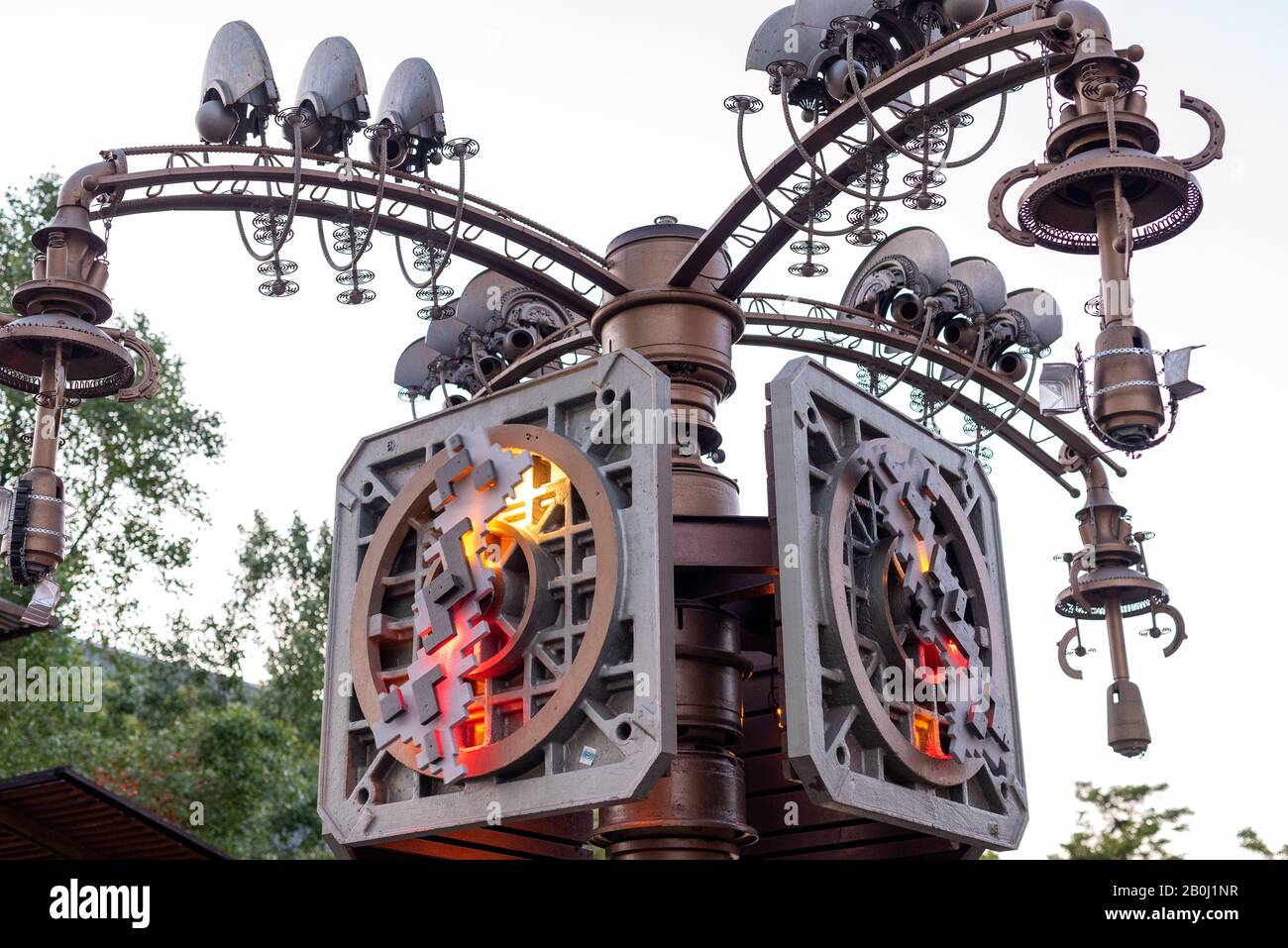 Prag, Tschechische Republik, 05/14/2019 - Details eine Skulptur mit mechanischer Objekte am Eingang des Cross Club in Prag, einem berühmten Ort der Unterhaltung Stockfoto