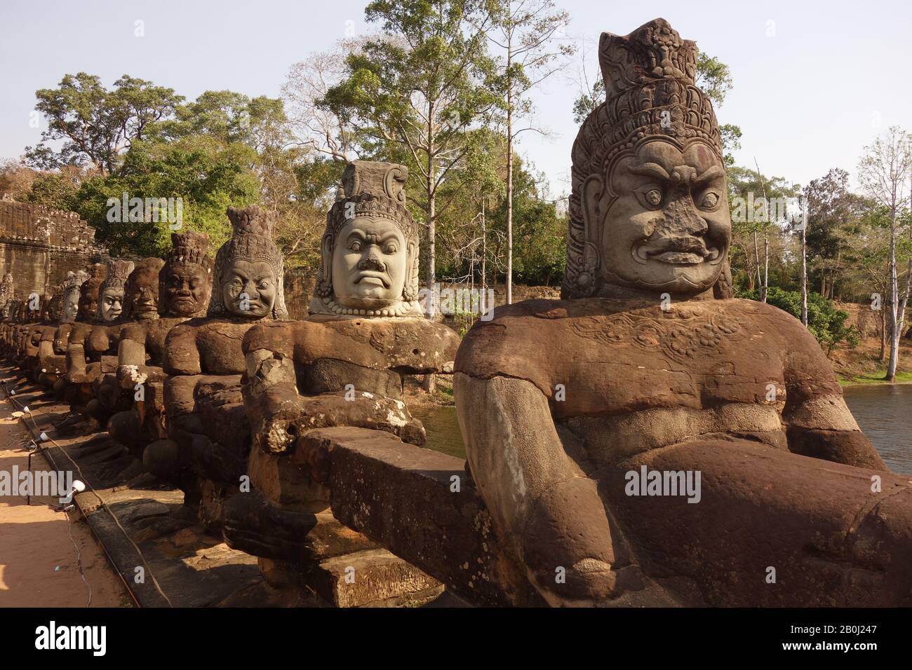 Südtor von Angkor Thom/Angkor Wat in Kambodscha mit Steindämonen, die eine Schlange halten Stockfoto