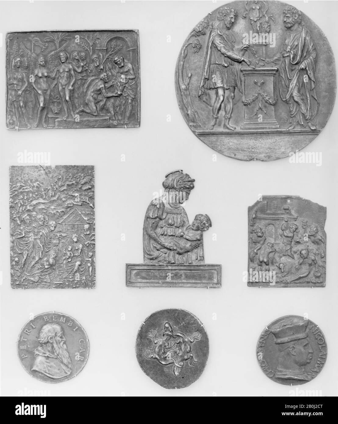 Schule von Donatello, Madonna und Kind, Italienisch, Padua, Schule von Donatello (Italienisch, Florenz Ca. 1386-1466 Florenz), wahrscheinlich zweite Hälfte des 15. Jahrhunderts, Italienisch, Padua, Bronze, braune Patina, leicht verdigris, Spuren der Vergoldung, 2 5/8 × 2 7/8 Zoll. (6,7 × 7,3 cm), Medaillen und Plaketten Stockfoto