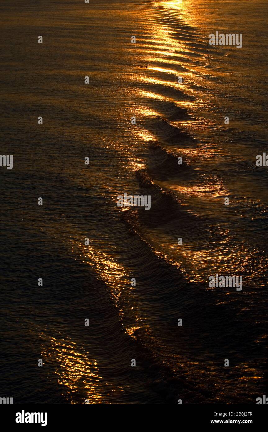 PERU, AMAZONASBECKEN, UCAYALI-FLUSS, SONNENUNTERGANG ÜBER DEM FLUSS Stockfoto