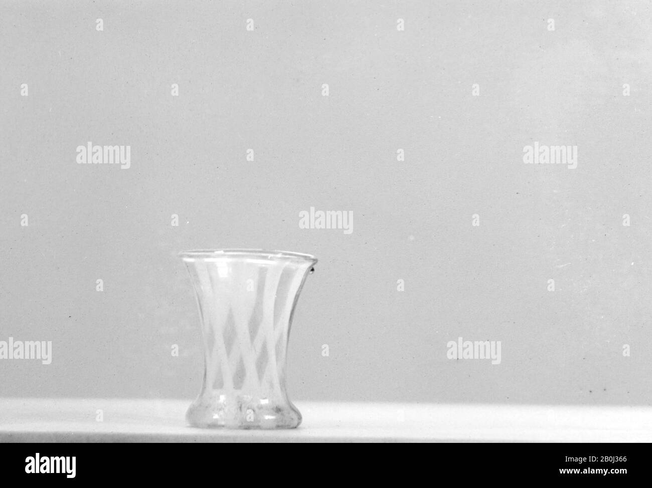 Miniaturbecher, Deutsch, Anfang des 19. Jahrhunderts, Deutsch, Glas, Gesamt: 3/4 - 5/8 Zoll (1,9 - 1,6 cm), Glas Stockfoto