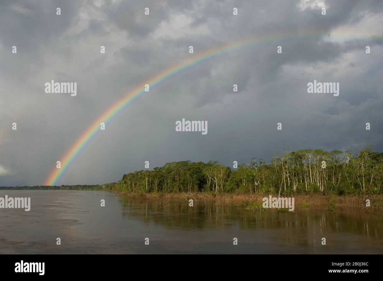 PERU, AMAZONAS-FLUSSBECKEN, IN DER NÄHE VON IQUITOS, MARANON-FLUSS, REGENBOGEN Stockfoto