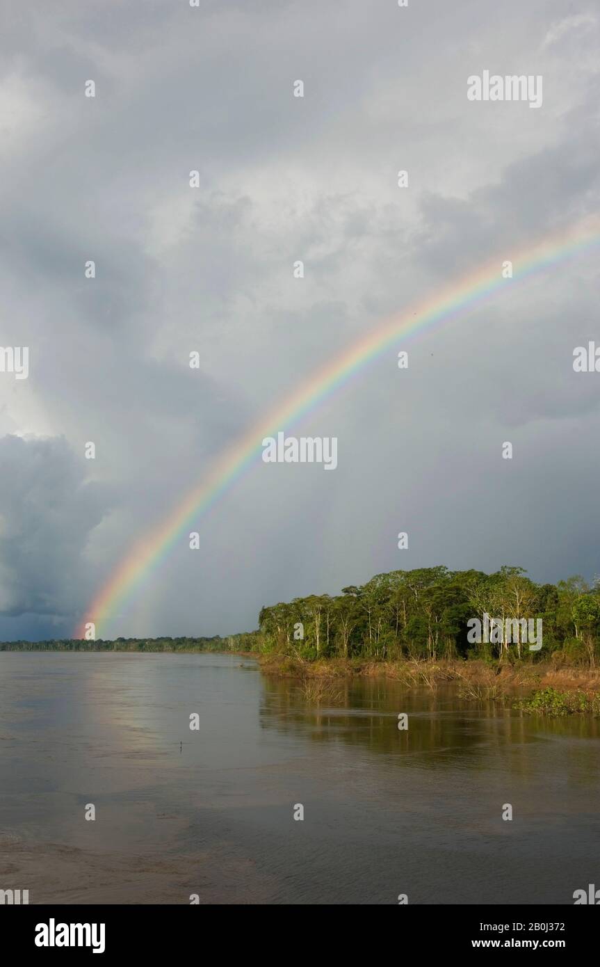 PERU, AMAZONAS-FLUSSBECKEN, IN DER NÄHE VON IQUITOS, MARANON-FLUSS, REGENBOGEN Stockfoto