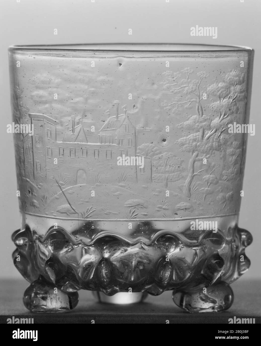 Becher, Deutsch, Nürnberg, Ende des 17. Jahrhunderts, Deutsch, Nürnberg, Glas, Gesamt: 3 5/16 × 3 1/8 Zoll. (8,4 × 7,9 cm), Glas Stockfoto