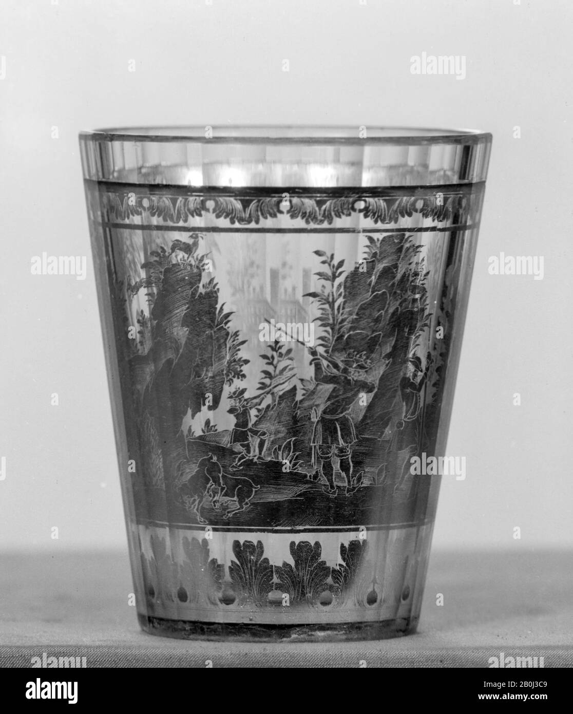 Becher, böhmisch, ca. 1730, böhmisch, Zwischengold Glas, Gesamt: 3 1/16 × 2 1/2 Zoll (7,8 × 6,4 cm), Glas Stockfoto