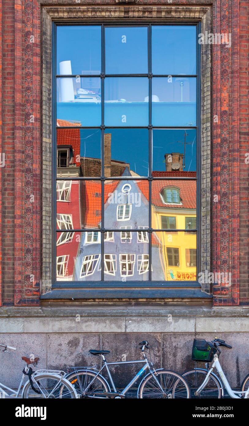 Spiegelungen in Fensterscheiben von bunten Gebäuden in Nyhavn, Kopenhagen Stockfoto