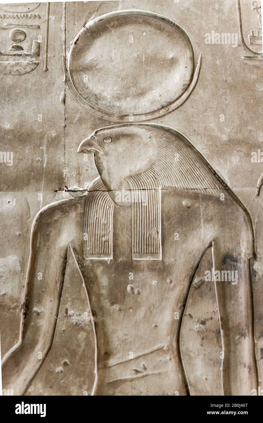 Schnitzerei des gottes Ra-Harakhty, am Tempel von Seti I, Abydos Stockfoto