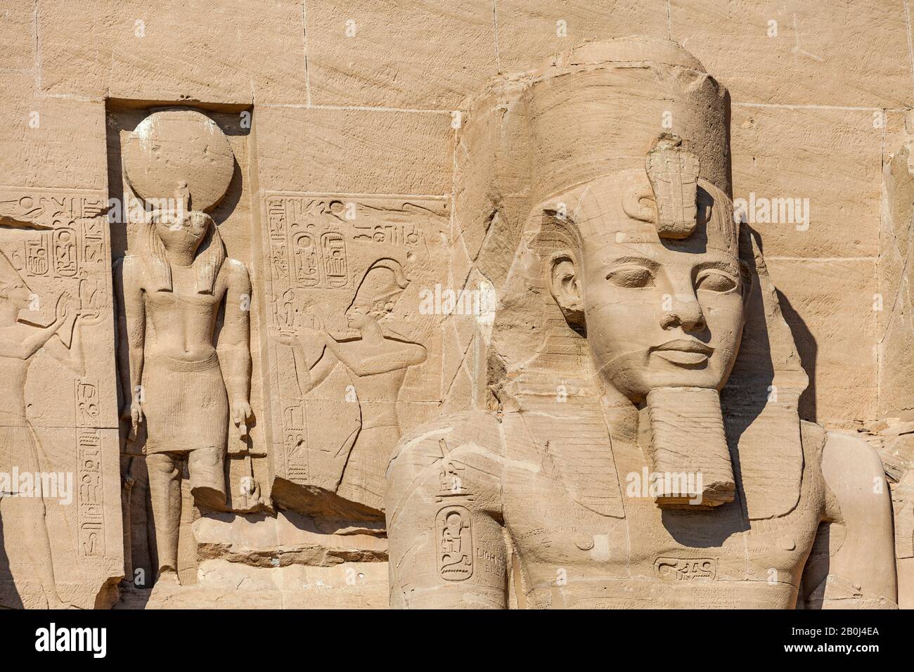 Statuen von Ra-Horakhty und Ramses II. Am Eingang zum Großen Tempel von Abu Simbel Stockfoto
