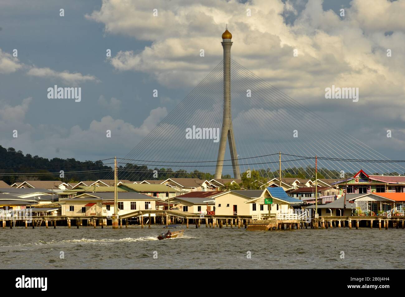 Blick auf Kampong Ayer Water Village und RIPAS Bridge, Bandar Seri Begawann Brunei Stockfoto
