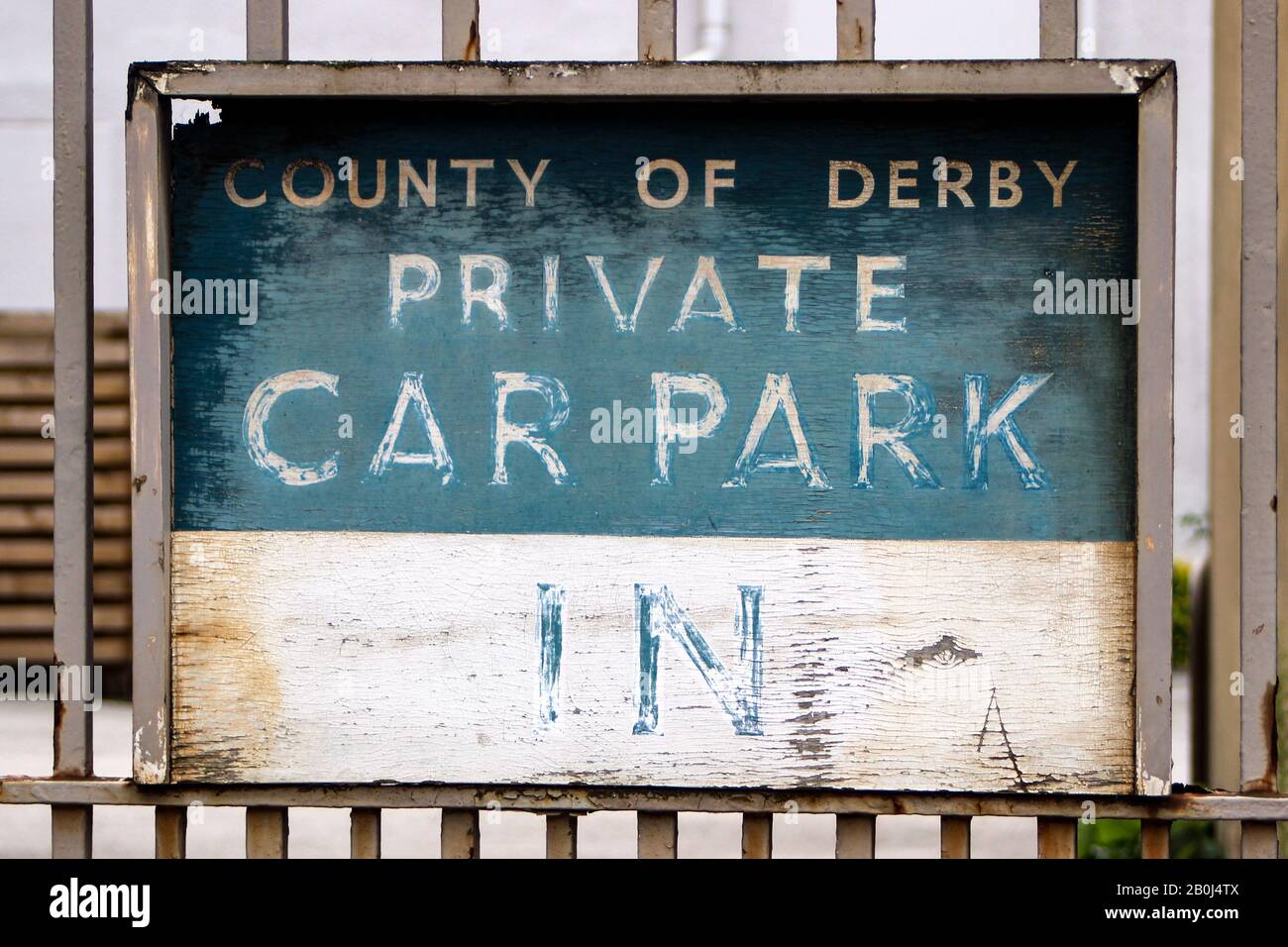 Privater Parkplatz. Verwittertes Vintage-Sperrholz-Schild in Derby, England. Stockfoto