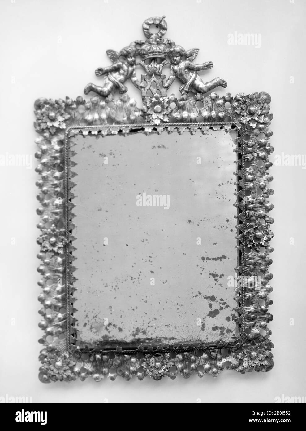 Spiegel, Französisch, 1600-1650, Französisch, Kupfervergoldung, Gesamt: 7 3/4 × 5 1/16 Zoll (19,7 × 12,9 cm), Metalwork-Kupfer Stockfoto