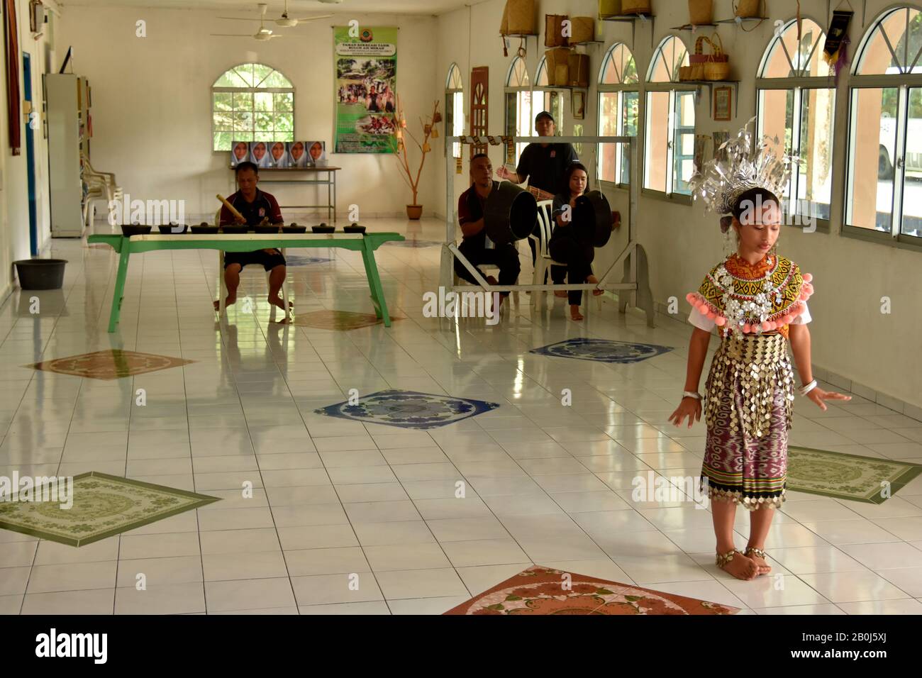 Mädchen präsentiert einen traditionellen Iban-Tanz, der für die indigene Bevölkerung der Gegend von Ulu Temburong, Brunei, typisch ist Stockfoto