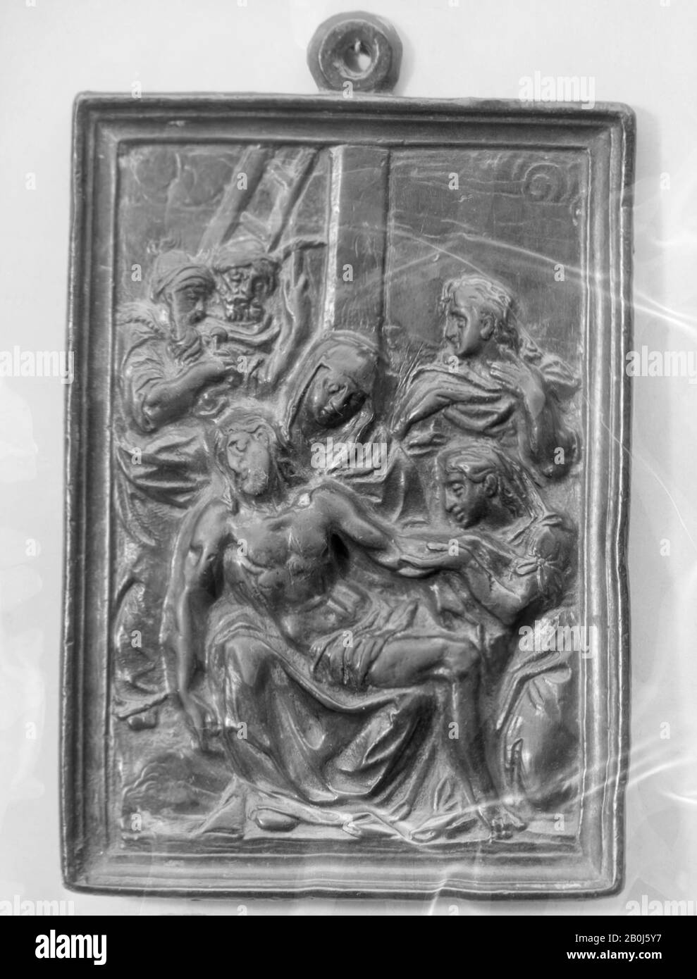 Pietà, Spanisch, Ende des 16. Jahrhunderts, Spanisch, Bronze, 3 15/16 × 2 13 / 16 Zoll (10 × 7,1 cm), Medaillen und Plaketten Stockfoto