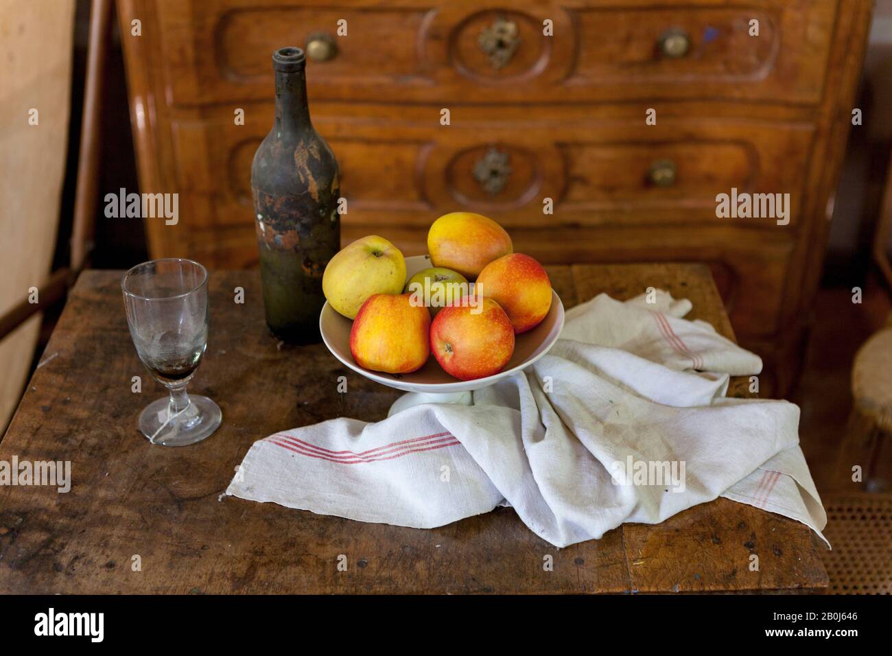 Leben mit Äpfeln und Wein in Cézannes Studio in Aix-en-Provence Stockfoto