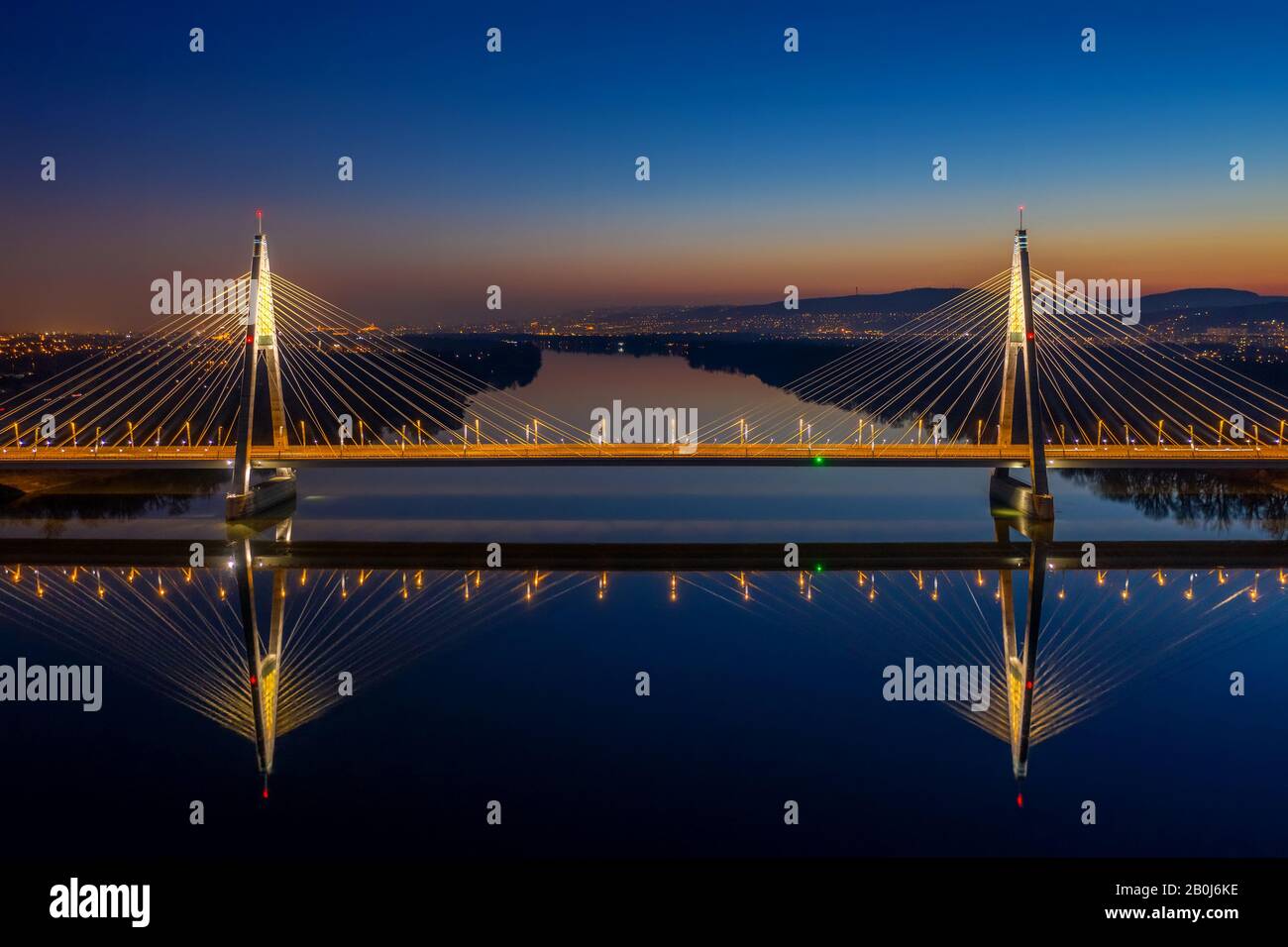 Budapest, Ungarn - Blick Auf Die beleuchtete Megyeri-Brücke in der Abenddämmerung mit hellblauem Himmel Stockfoto