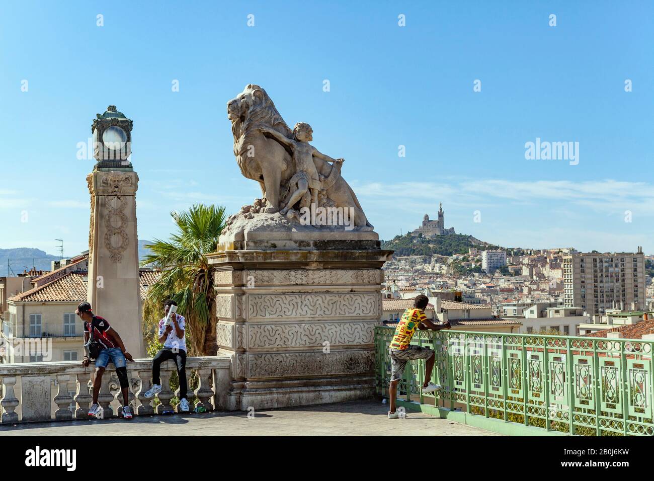 Afrikanische Einwanderer am Eingang zum Bahnhof Saint-Charles in Marseille, Frankreich Stockfoto