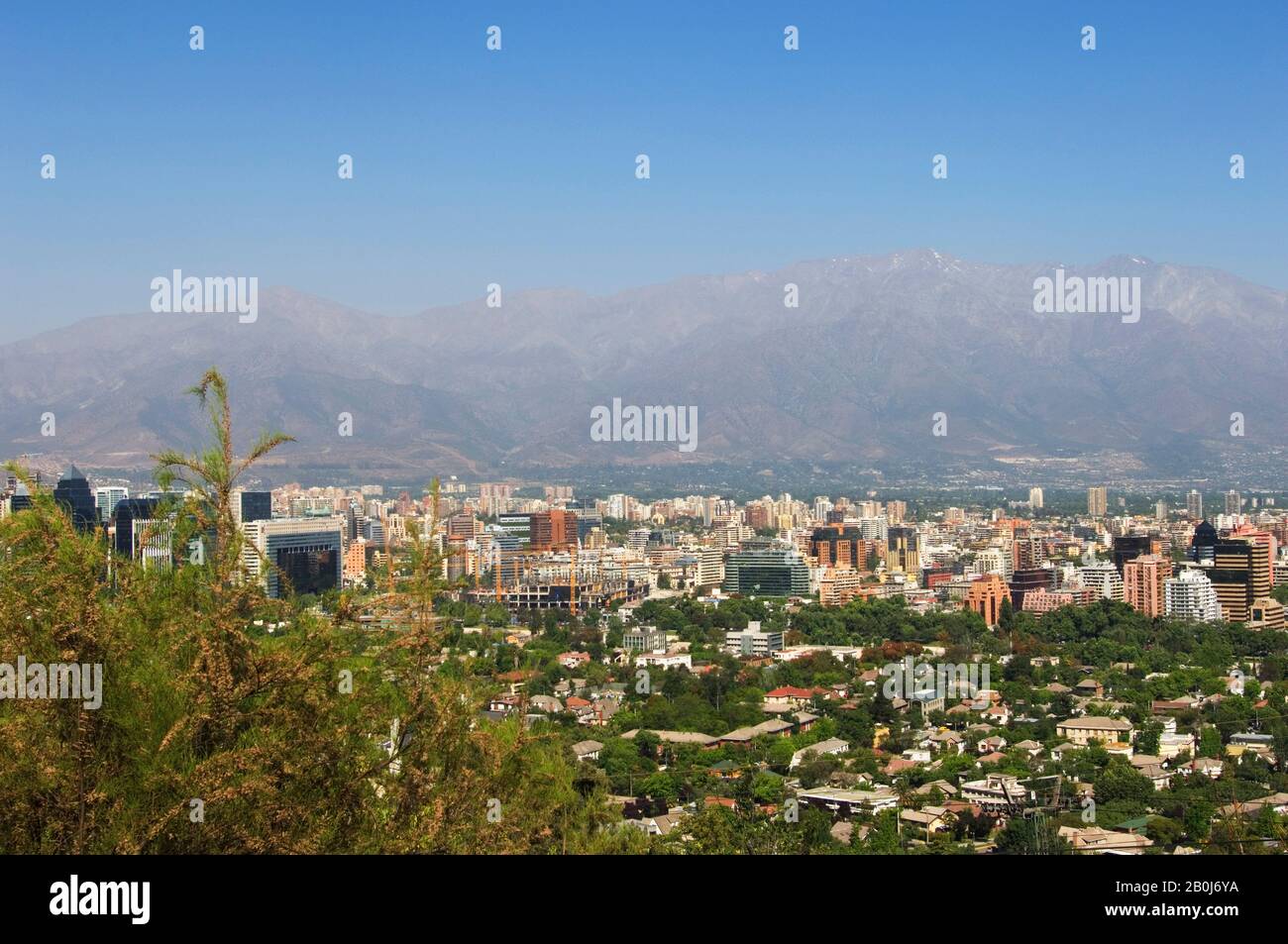 CHILE, SANTIAGO, BLICK AUF DIE STADT MIT DEM HINTERGRUND DER ANDEN Stockfoto