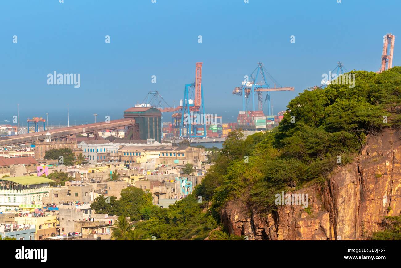 Draufsicht über die Stadt Visakhapatnam mit Blick auf die Bucht von Bengalen mit Hafen Und Ölraffinerie von der Ross Hill Church. Stockfoto